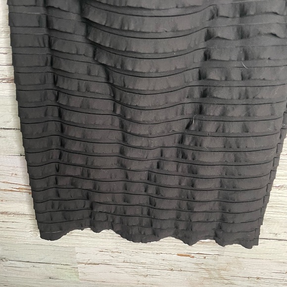 Banana republic size 2 black ruffle pencil skirt - Picture 2 of 8